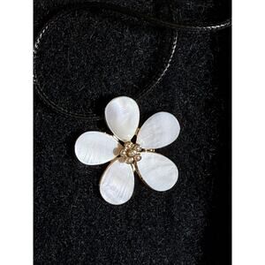 Piper K Mother of Pearl Shell Flower Pendant Necklace NWT Gift Box Gold Tone